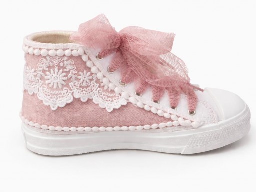 Zapatilla deportiva decorada comunión  rosa  cordones de tul. Personaliza el color por wasap 