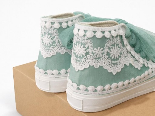 Zapatilla deportiva decorada comunión  color verde y  cordones de tul. Personaliza el color por wasap  [1]