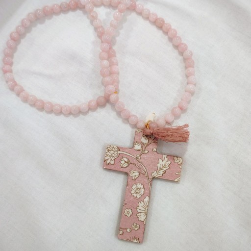 Cruz de comunión niña. Bolas en piedra natural y cruz de madera  pintada. 