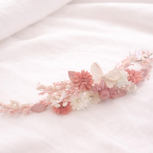 Tocado o aderezo colores rosas. 