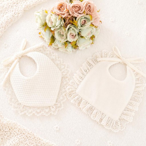 Babero con encaje. Pique beis. Dos modelos a elegir. 