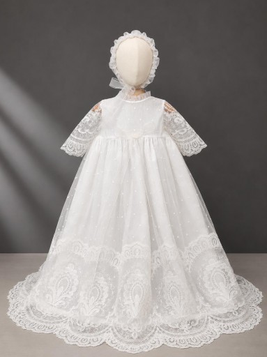 Faldón de bautizo con capota y braguita. Color blanco roto Modelo exclusivo