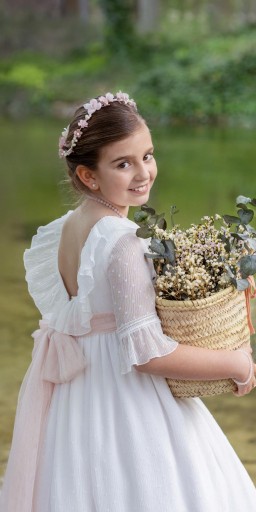Modelo Elisa. Preciosa bambula color blanco roto.