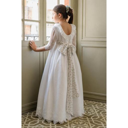 Modelo Marieta.  Este modelo combina muy bien con nuestros nuevos lazos estampados ademas de nuestros lazos de colores de lisos. [1]