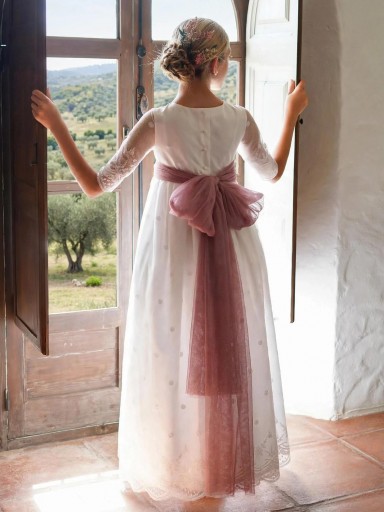 Modelo Carmina. Vestido de tul bordado en base de algodón color blanco roto. Lazo no incluido [1]