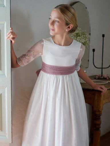 Modelo Carmina. Vestido de tul bordado en base de algodón color blanco roto. Lazo no incluido [2]
