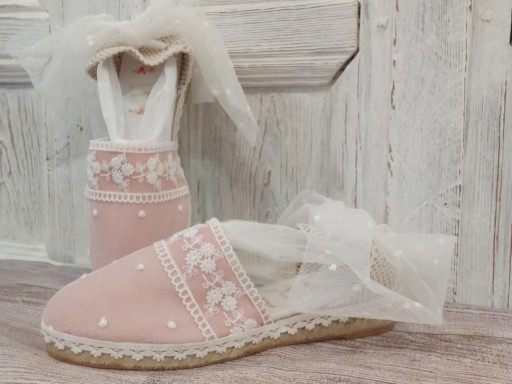 Zapatillas de esparto decoradas rosa empolvado y blanco roto.  Se puede personalizar el color [1]