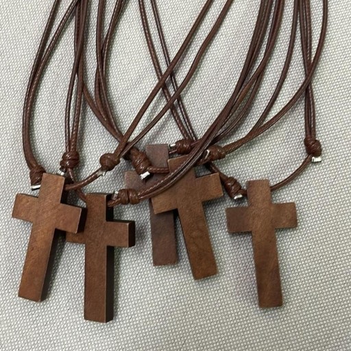 Colgante   cruz de madera para comunión. La cruz mide 4 cm y el cordón es de cuero.
