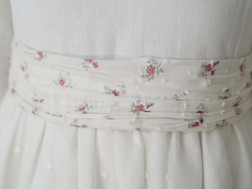 Lazo estampado para comunión estampado flores rosas fondo blanco roto. Medias de largo 2.75 m  [2]