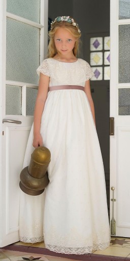 Modelo Salma. Disponible tambien en blanco. El lazo no esta incluido y puede poner cualquier lazo que le guste. 