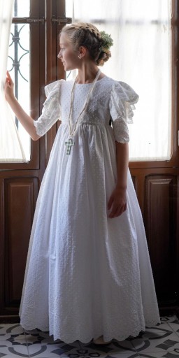 Modelo Candela. Batista blanca de algodón bordado.