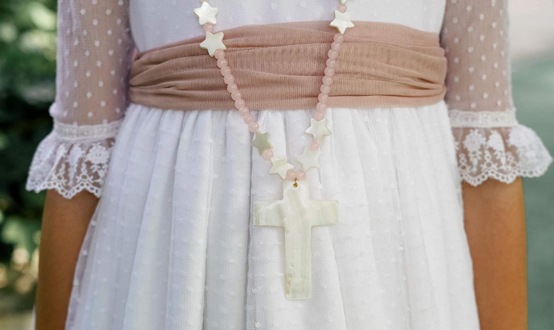 Cruz de nacar blanca y piedra natural rosa cuarzo con estrellas de nacar de adorno