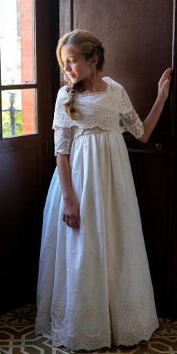 Modelo Lucía. La pañoleta se vende aparte. Este modelo se vende con lazo incluido y se puede personalizar el color.  [0]