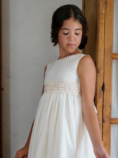 Modelo Isabella. Vestido de lino color crudo con tul bordado cenefa en el bajo.  Lazo no incluido para que puedas personalizarlo y  combinarlo con este lazo o uno liso de nuestra sección lazos.  [2]
