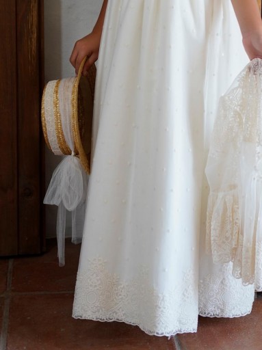 Modelo Isabella. Vestido de lino color crudo con tul bordado cenefa en el bajo.  Lazo no incluido para que puedas personalizarlo y  combinarlo con este lazo o uno liso de nuestra sección lazos.  [3]