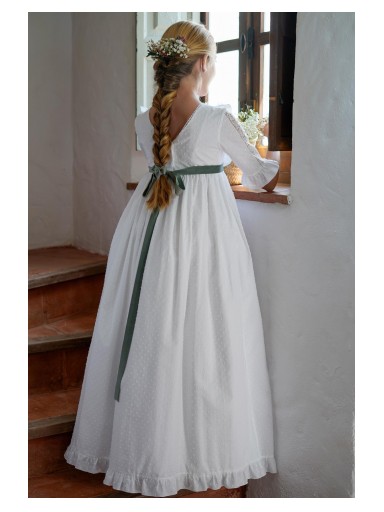 Modelo Corina. Vestido de tul plumeti blanco puro con aplicaciones bordadas de encaje.  Combinalo con el lazo que mas te guste de nuestra sección de lazos.  [1]