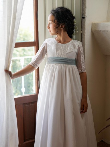 Modelo Prisma. Vestido en tul plumeti mini con aplicaciones de tul boradado. 