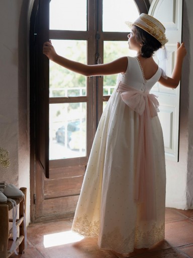 Modelo Isabella. Vestido de lino color crudo con tul bordado cenefa en el bajo.  Lazo no incluido para que puedas personalizarlo y  combinarlo con este lazo o uno liso de nuestra sección lazos.  [1]