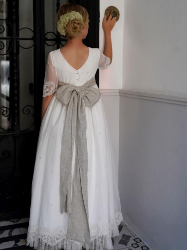 Modelo Fiore. Como inspiración en este modelo hemos puesto un lazo color lino pero tambien combina con blanco roto.  [2]