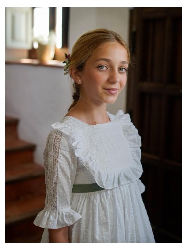 Modelo Corina. Vestido de tul plumeti blanco puro con aplicaciones bordadas de encaje.  Combinalo con el lazo que mas te guste de nuestra sección de lazos.  [2]