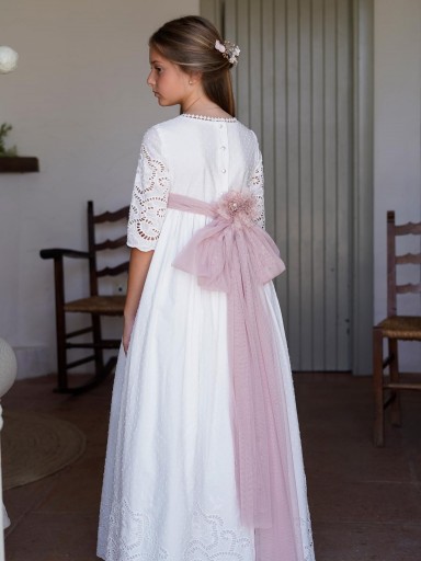 Modelo Grecia. Algodón plumeti blanco roto bordado con terminaciones richelie. El lazo forma parte del vestido. Se puede personlizar el color.  [1]