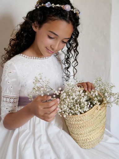Modelo Estrella. Algodón bordado con aplicaciones de bolillo de algodón. Color blanco roto. Lazo no incluido.  [1]