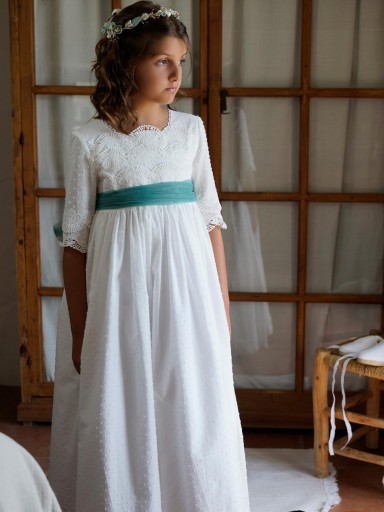 Modelo  Iziar. Vestido comunión en algodón plumeti bordado color blanco roto.
