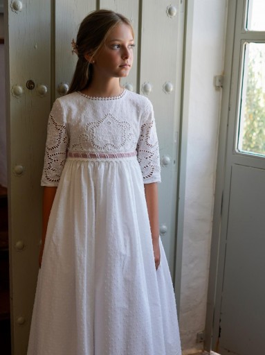 Modelo Grecia. Algodón plumeti blanco roto bordado con terminaciones richelie. El lazo forma parte del vestido. Se puede personlizar el color.  [2]