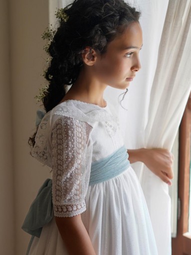 Modelo Prisma. Vestido en tul plumeti mini con aplicaciones de tul boradado.  [2]