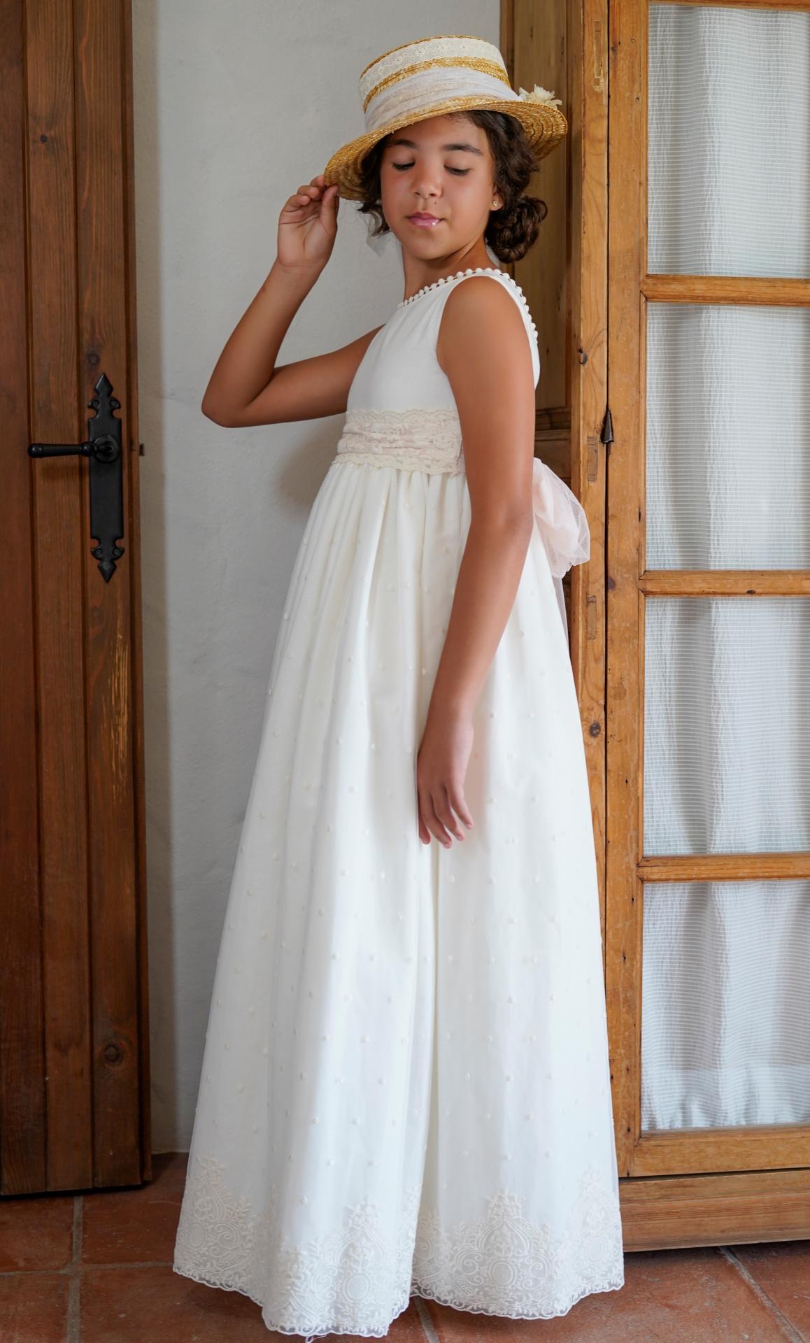 Modelo Isabella. Vestido de lino color crudo con tul bordado cenefa en el bajo. Lazo no incluido para que puedas personalizarlo y combinarlo con este lazo o uno liso de nuestra sección lazos.
