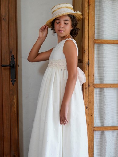 Modelo Isabella. Vestido de lino color crudo con tul bordado cenefa en el bajo.  Lazo no incluido para que puedas personalizarlo y  combinarlo con este lazo o uno liso de nuestra sección lazos. 