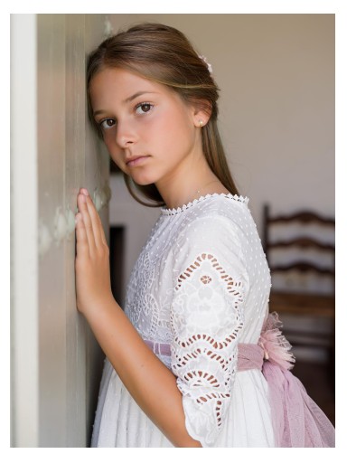 Modelo Grecia. Algodón plumeti blanco roto bordado con terminaciones richelie. El lazo forma parte del vestido. Se puede personlizar el color. 