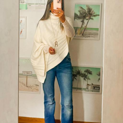 Poncho cuello cisne beige