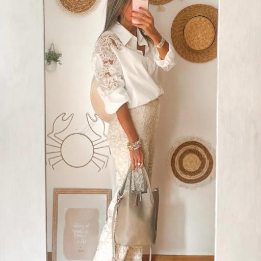 Camisa blanca con BORDADOS [2]