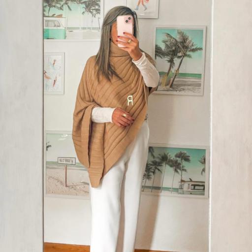 Poncho cuello cisne camel