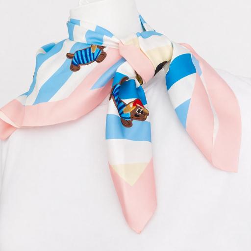 Camiseta con pañuelo [1]