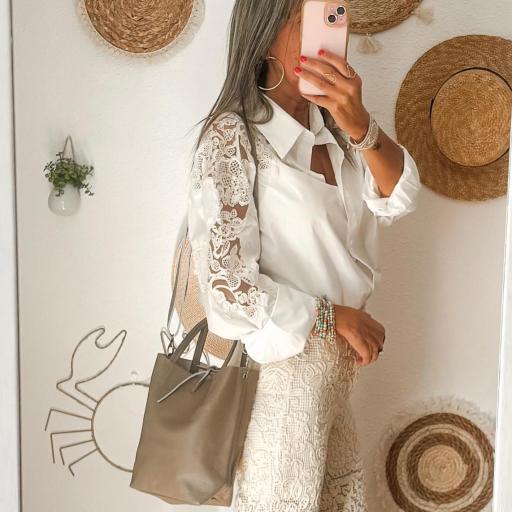 Camisa blanca con BORDADOS [0]