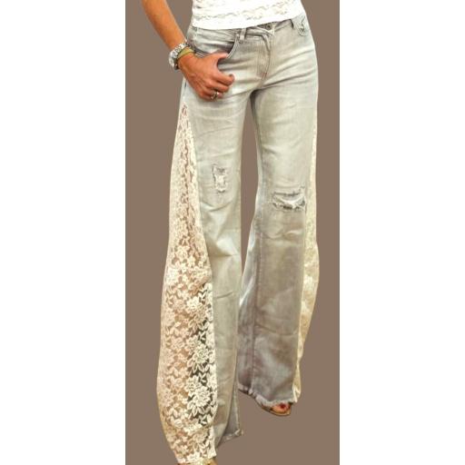 Pantalon jeans claro con encaje 