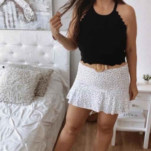 Falda blanca y negra con cinturòn [1]
