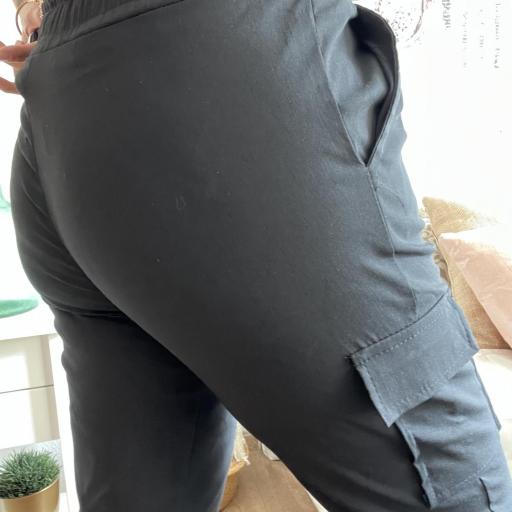Pantalón negro con bolsillos [2]