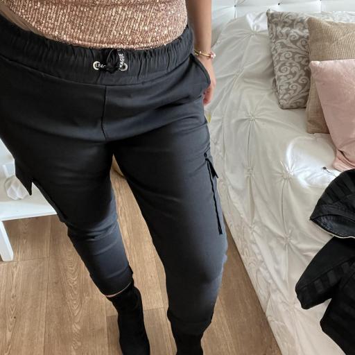 Pantalón negro con bolsillos [1]