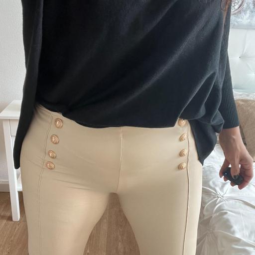 Pantalones beig con botones dorados [0]