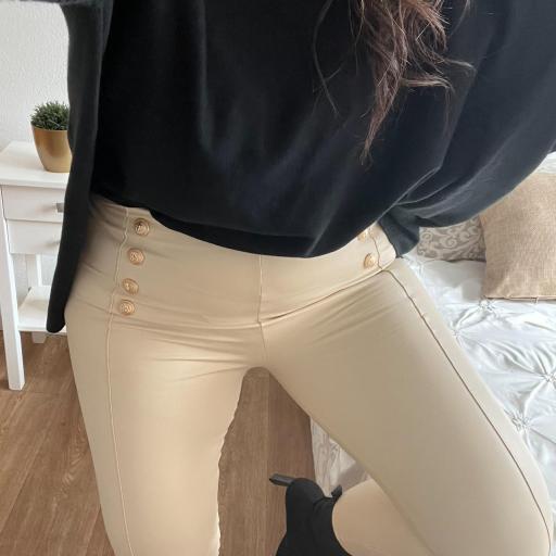 Pantalones beig con botones dorados [1]