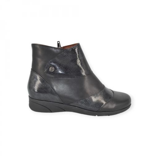 BOTIN NEGRO PIEL ADORNOS CHAROL  PITILLOS 2612