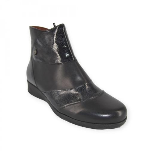 BOTIN NEGRO PIEL ADORNOS CHAROL  PITILLOS 2612 [1]