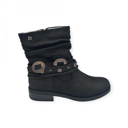 BOTIN NEGRO ADORNO LATERAL HEBILLAS PLATEADAS MUSTANG 50491