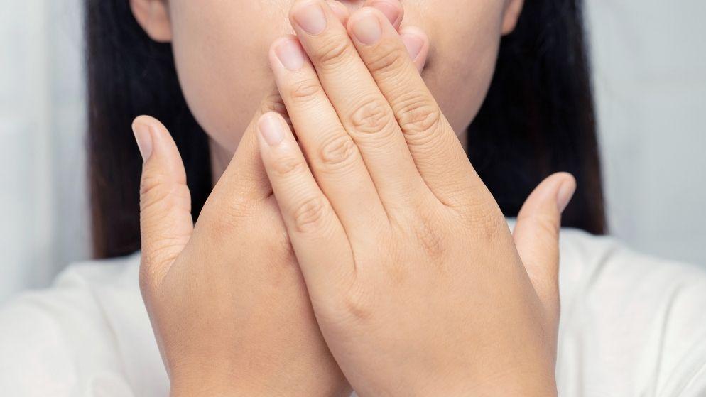 Todo lo que debes saber sobre la halitosis (causas, tratamientos y consejos)