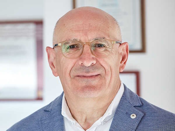 doctor especializado en estética dental Joaquín Tello