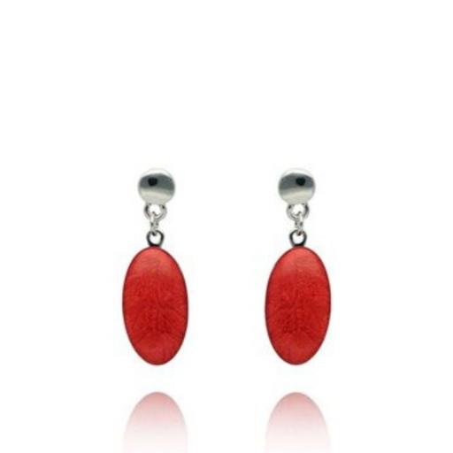 Pendientes en metal y resina ovalados en tono rojo