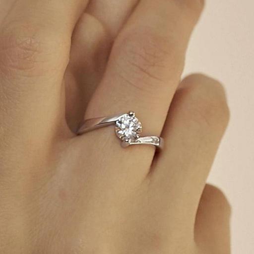 Elegante anillo solitario diseño arqueado con piedra blanca en centro [1]